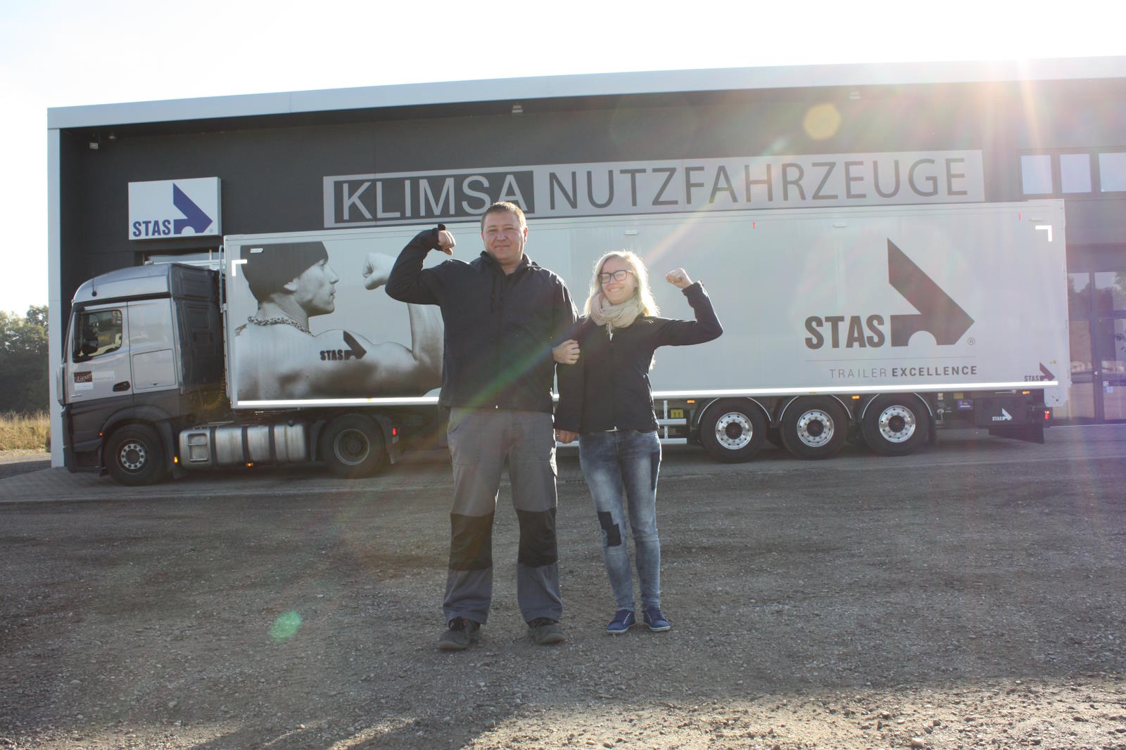 Klimsa Nutzfahrzeuge: Glückliche Kunden mit ihrem neuen STAS Auflieger